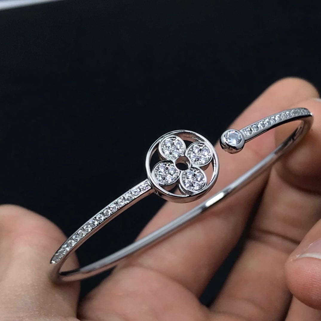 18K Louis Vuitton Idylle Blossom Twist Bracelet