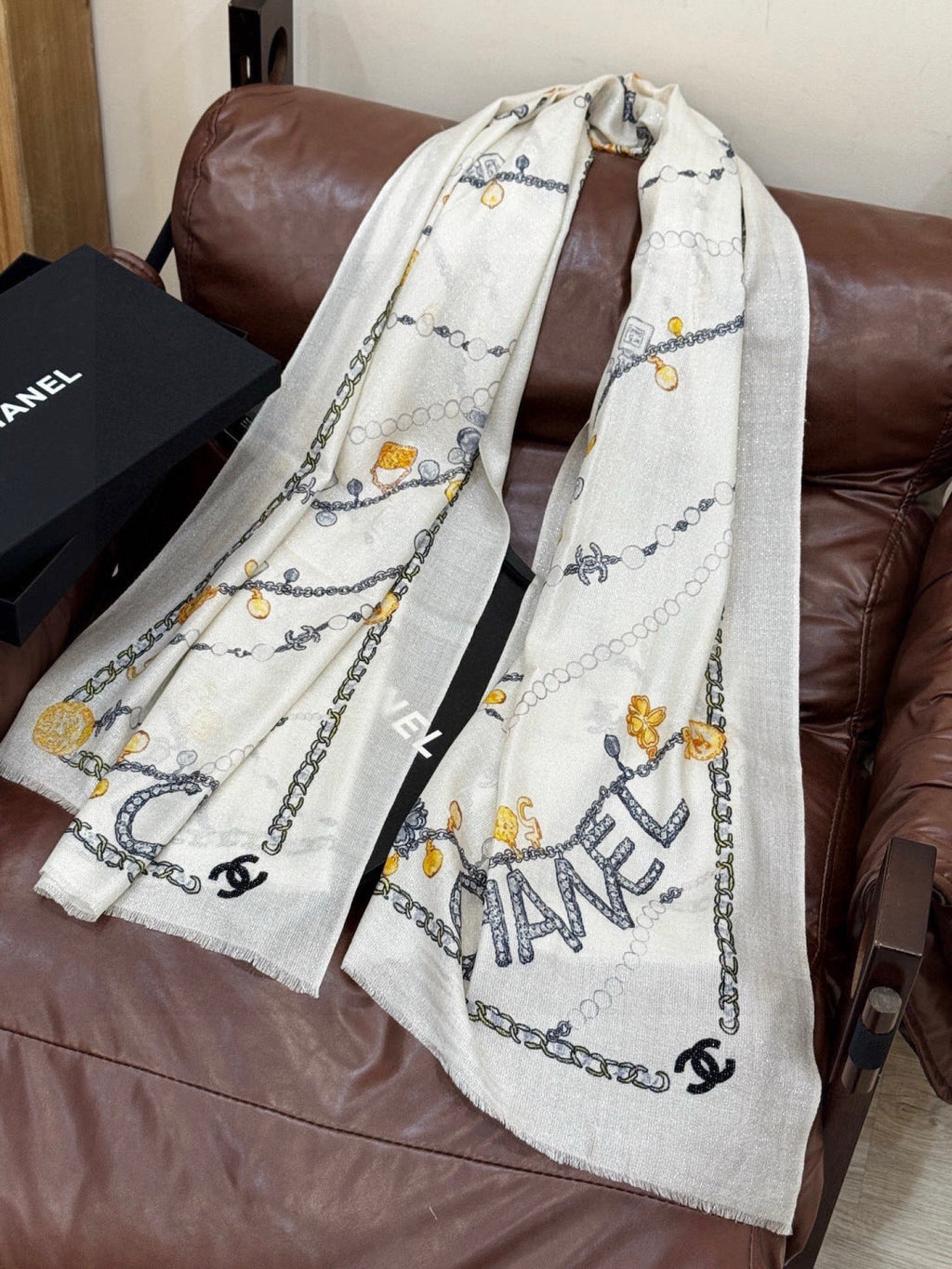 CHANEL 25S SCARF 200 IN CASHMERE 991712