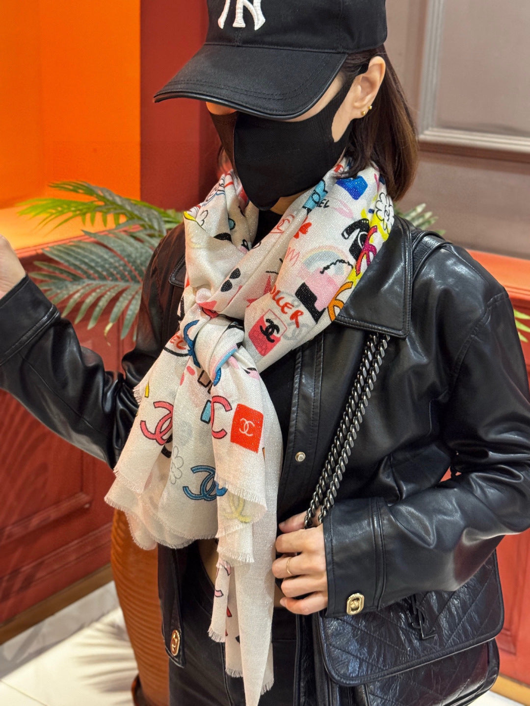 CHANEL 25S SCARF 200 IN LINEN 991722