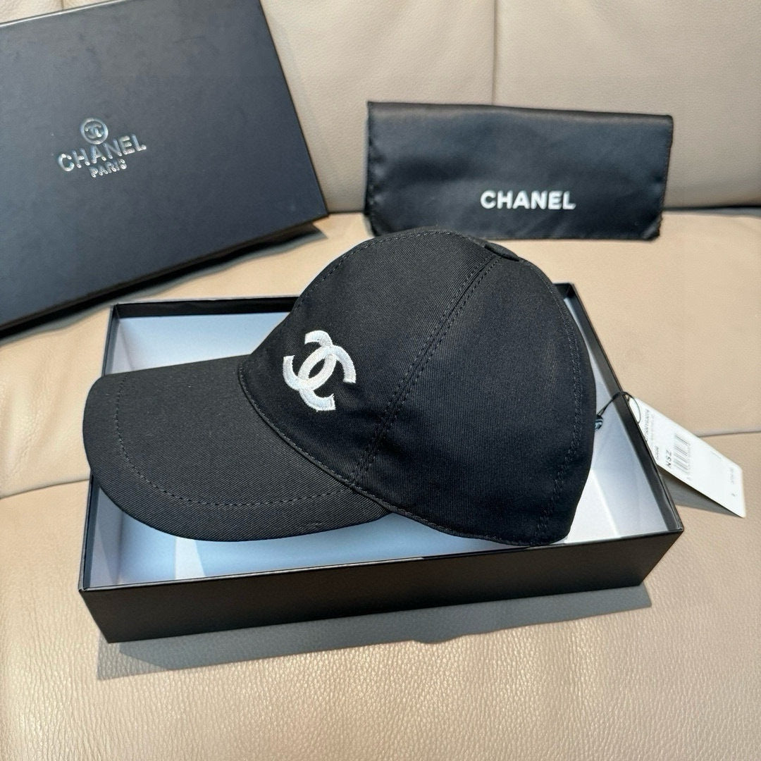 CHANEL BLACK BASEBALL CAP WITH WHITE LOGO IN COTTON 672797