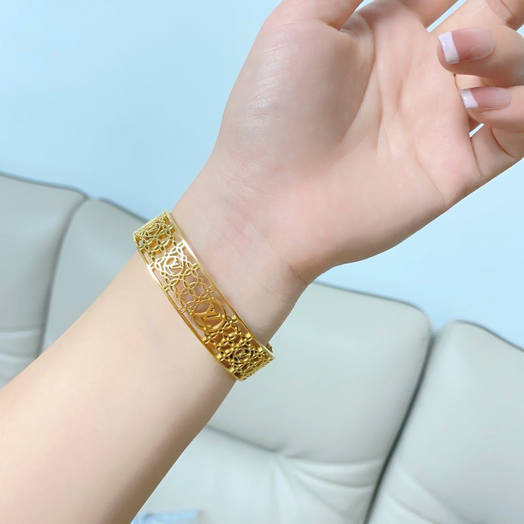 18K Louis Vuitton Cuff Chains Bracelet