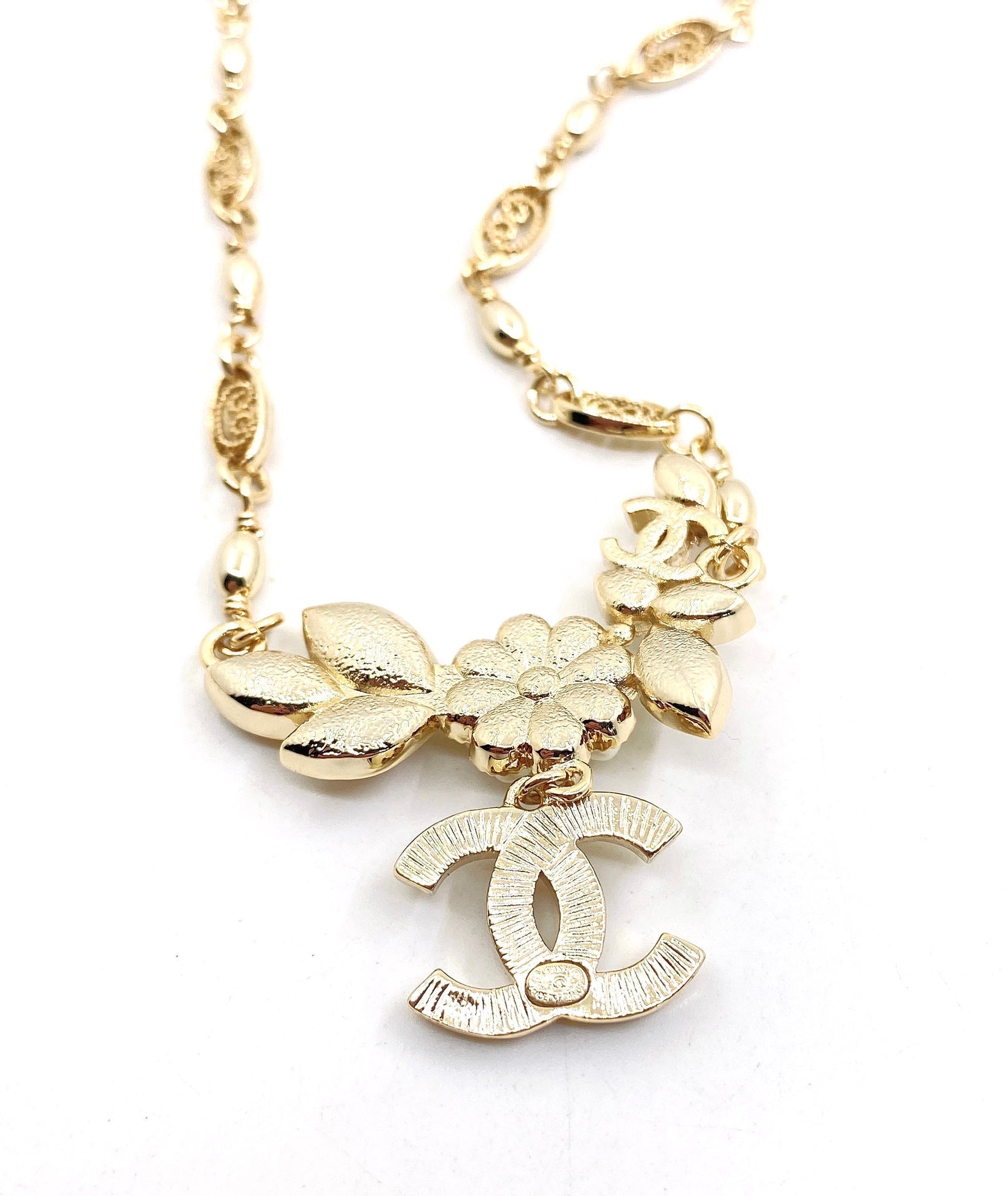 18K  Chanel Flowers Diamonds Necklace