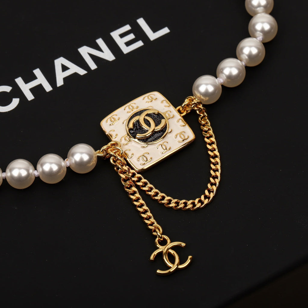 18K  Chanel Pearls Choker Necklace