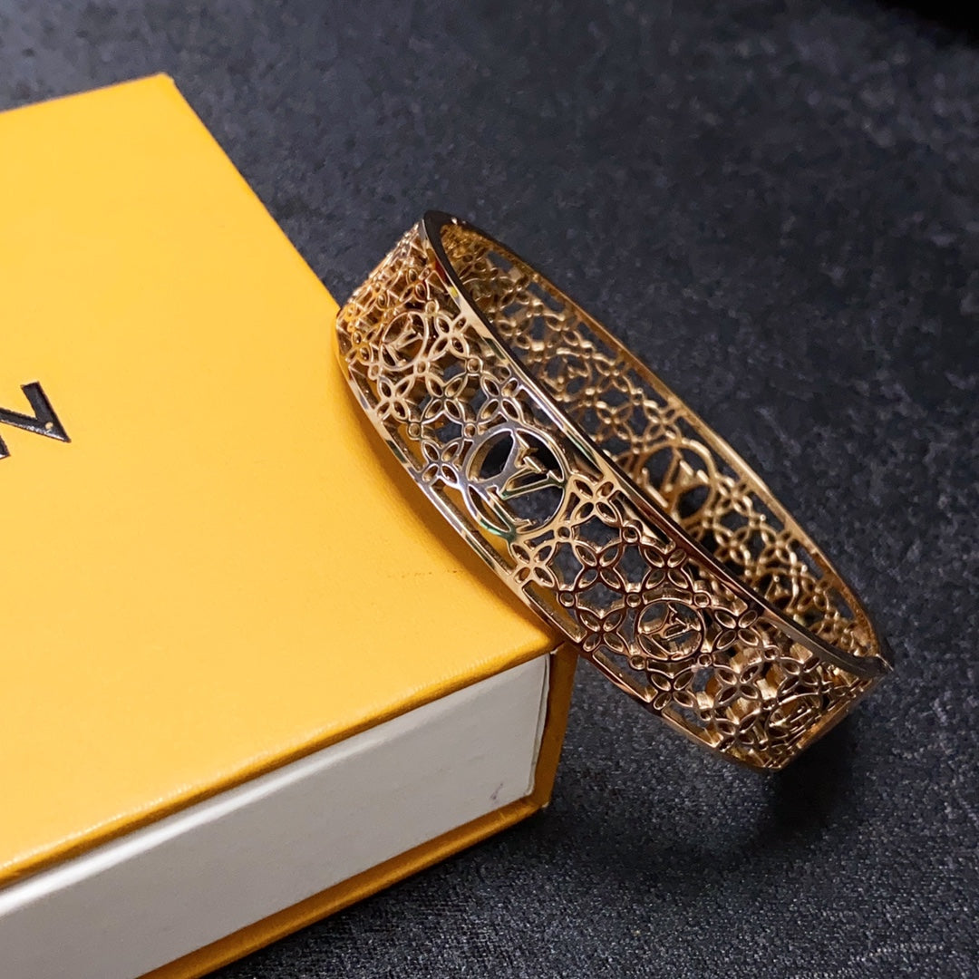 18K Louis Vuitton Cuff Chains Bracelet