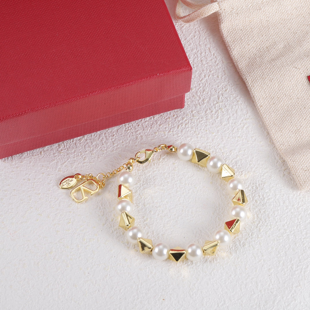 18K Valentino Rockstud Pearls Bracelet