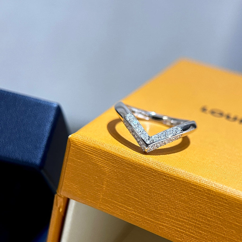 18K Louis Vuitton V Diamonds Ring