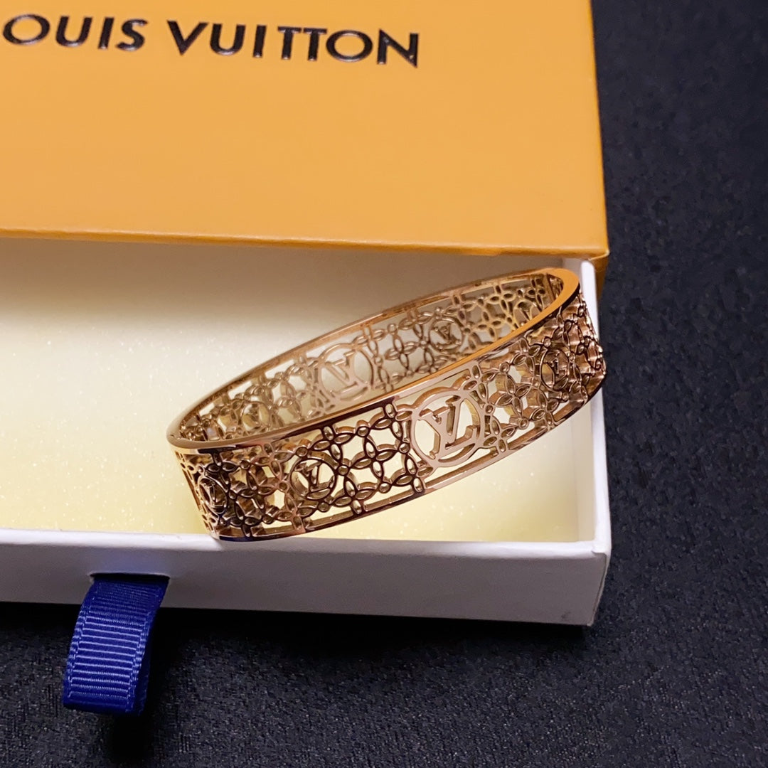 18K Louis Vuitton Cuff Chains Bracelet