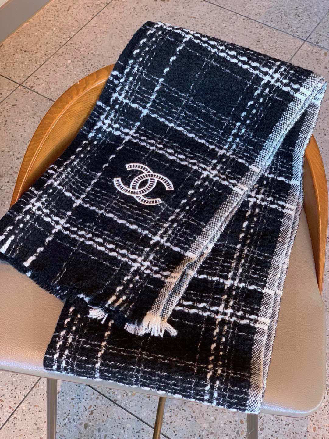 CHANEL 25S SCARF 200 IN CASHMERE 732052