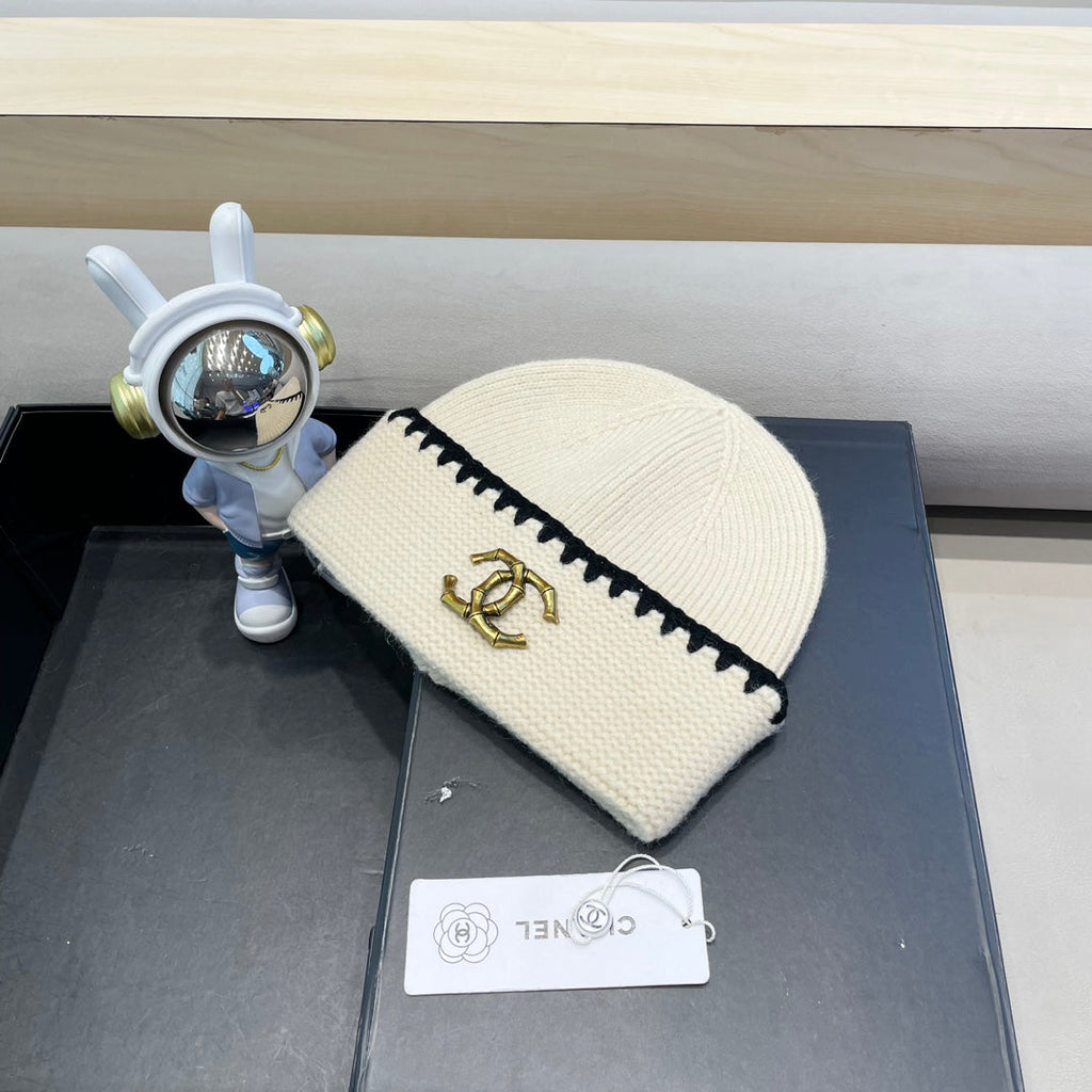 CHANEL BEANIE HAT IN WHITE WOOL 419782