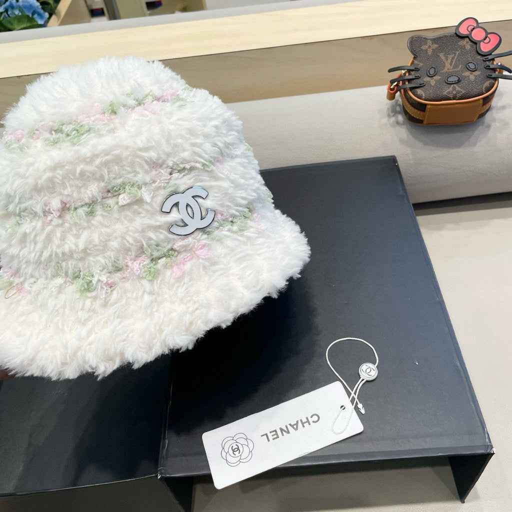 CHANEL BUCKET HAT IN WHITE FLEECE 421275