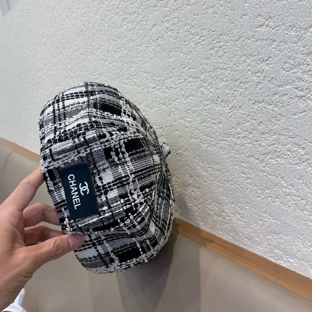 CHANEL BERET HAT IN BLACK MIX WHITE WOOL TWEED 422552
