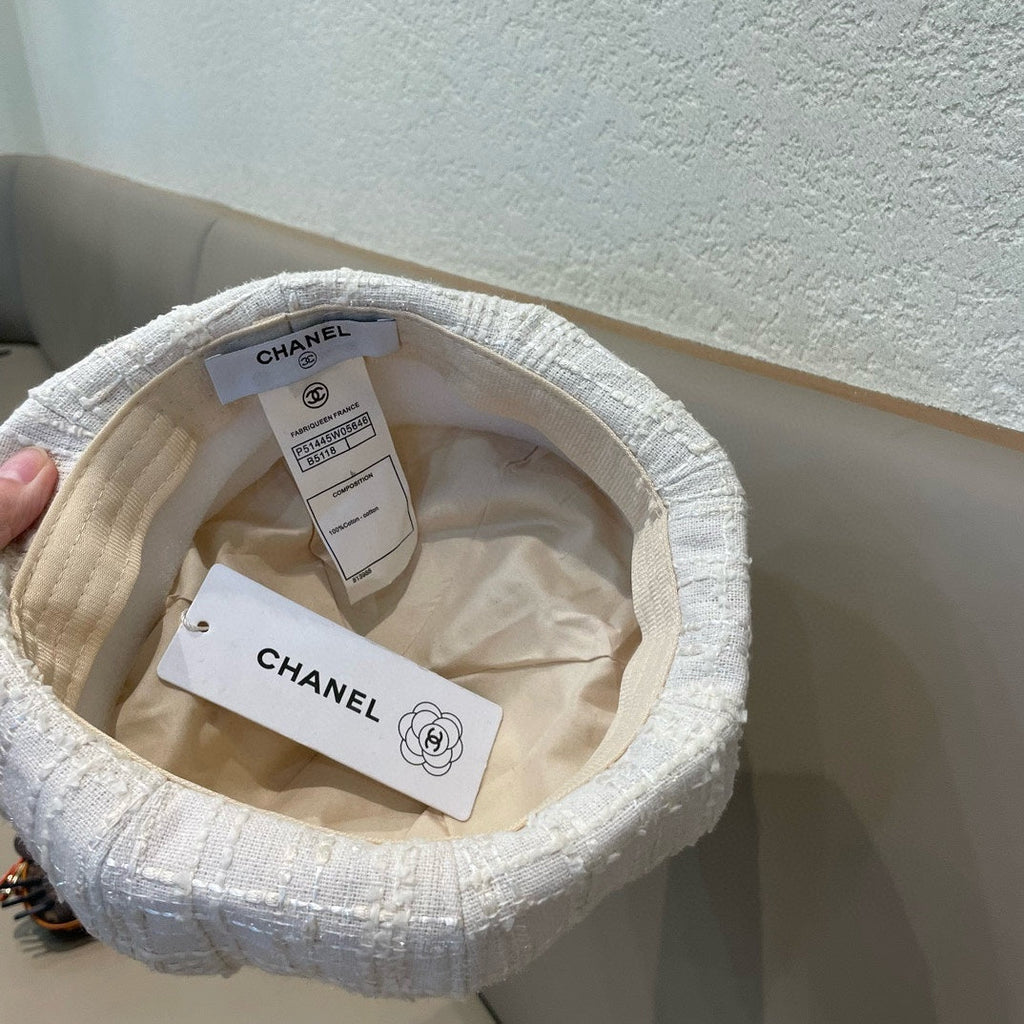 CHANEL BERET HAT IN WHITE WOOL TWEED 422553