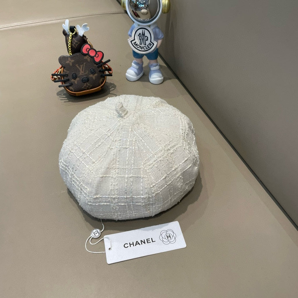 CHANEL BERET HAT IN WHITE WOOL TWEED 422553