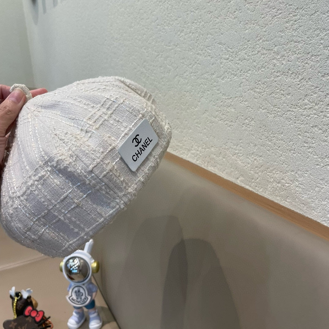 CHANEL BERET HAT IN WHITE WOOL TWEED 422553