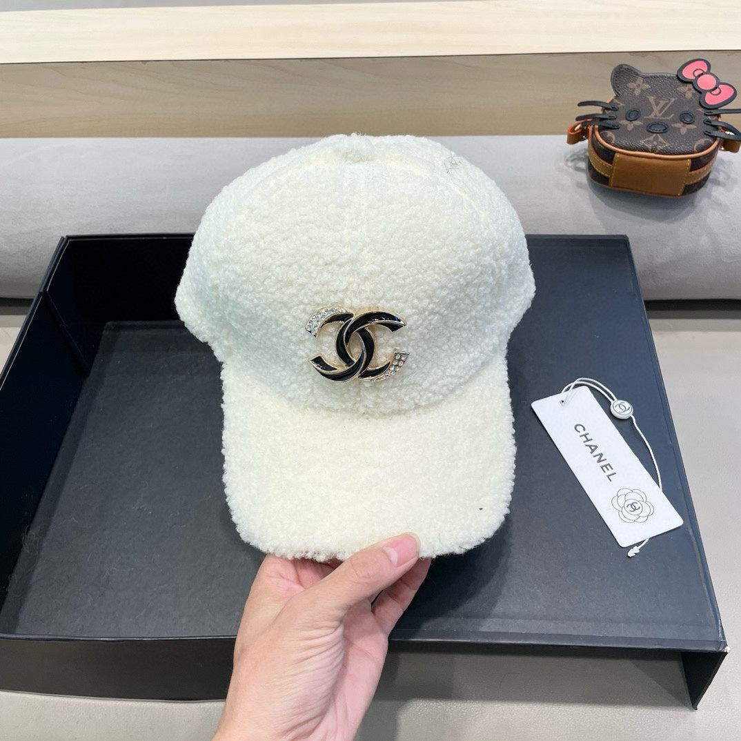 CHANEL BASEBALL HAT IN WHITE LAMB FUR 424251