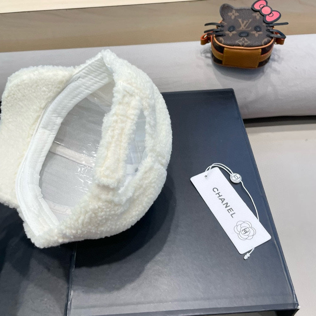 CHANEL BASEBALL HAT IN WHITE LAMB FUR 424251