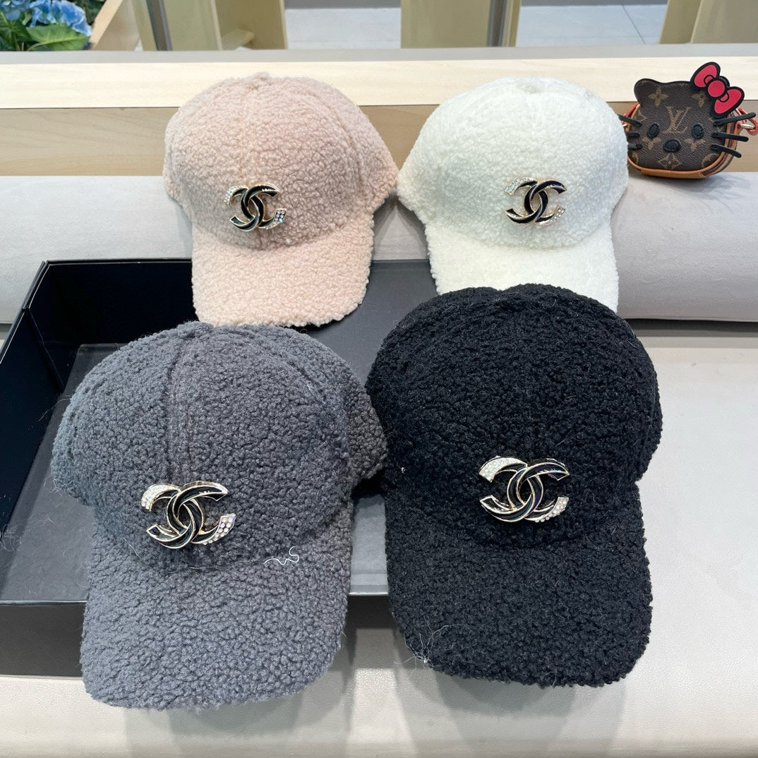 CHANEL BASEBALL HAT IN WHITE LAMB FUR 424251