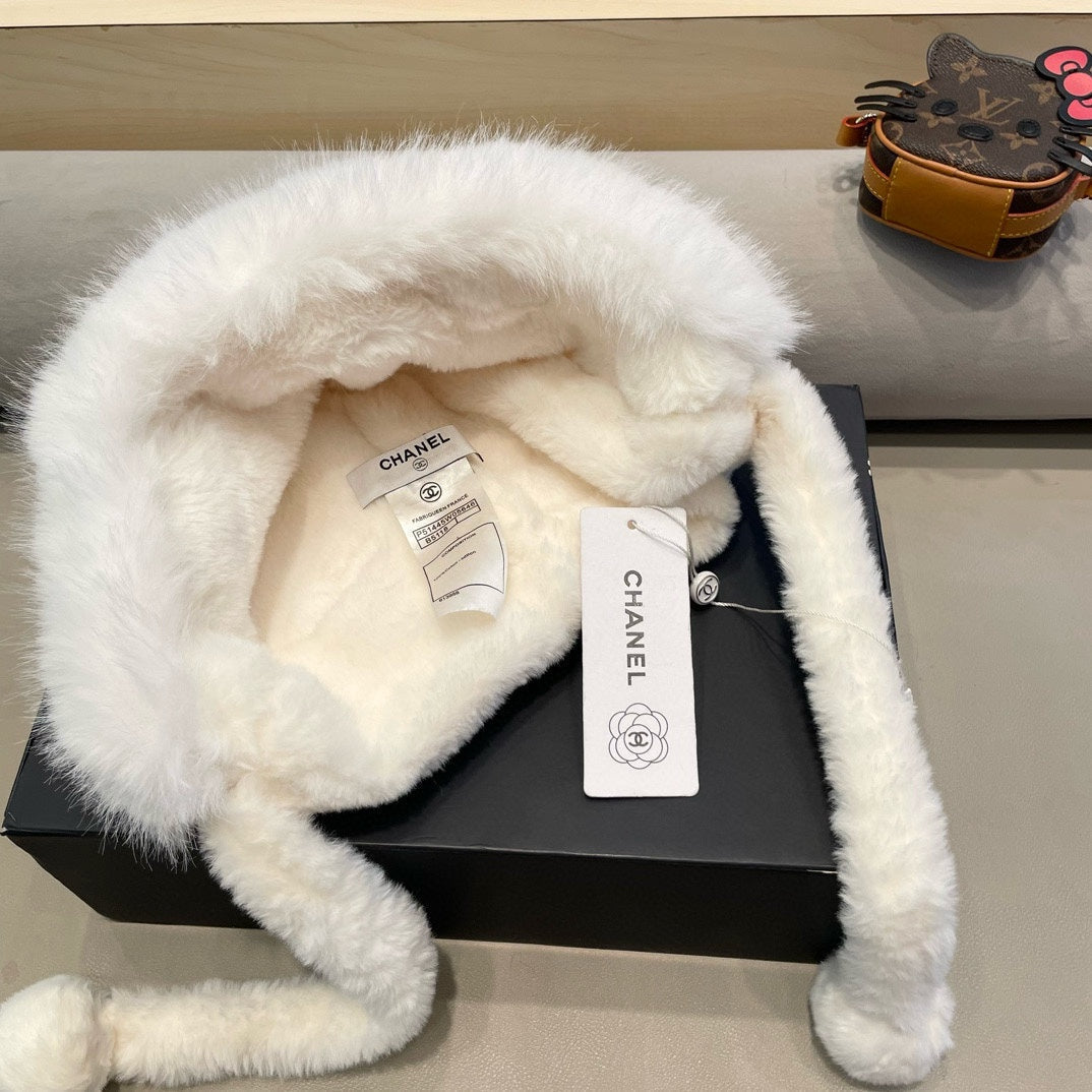 CHANEL BEANIE HAT IN WHITE LAMB FUR 426240