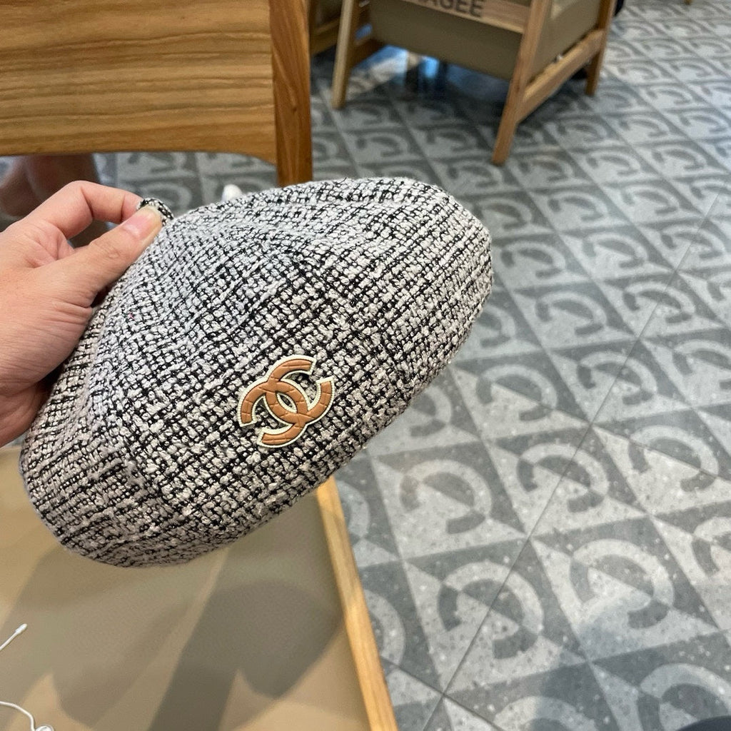CHANEL BERET HAT IN BLACK MIX WHITE WOOL TWEED 430011