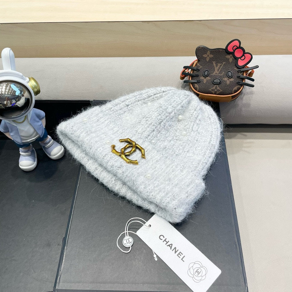 CHANEL BEANIE HAT IN CLOUD GRAY WOOL 430081