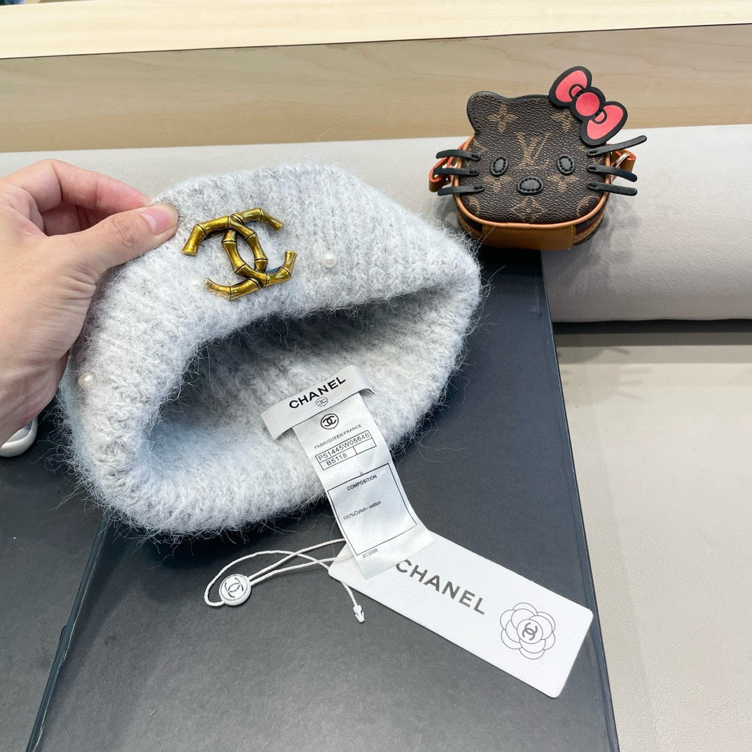 CHANEL BEANIE HAT IN CLOUD GRAY WOOL 430081
