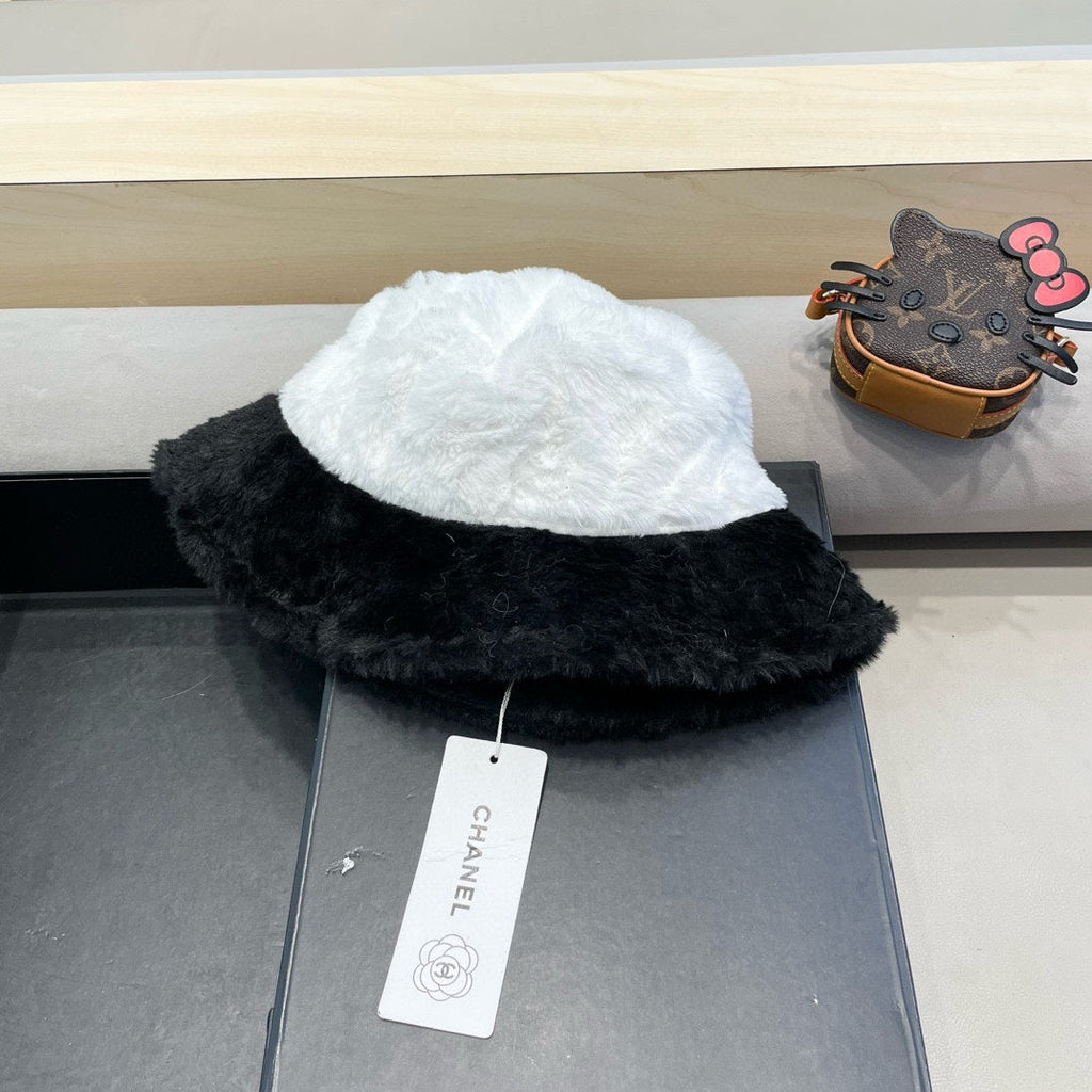 CHANEL BUCKET HAT IN WHITE MIX BLACK LAMB FUR 430218