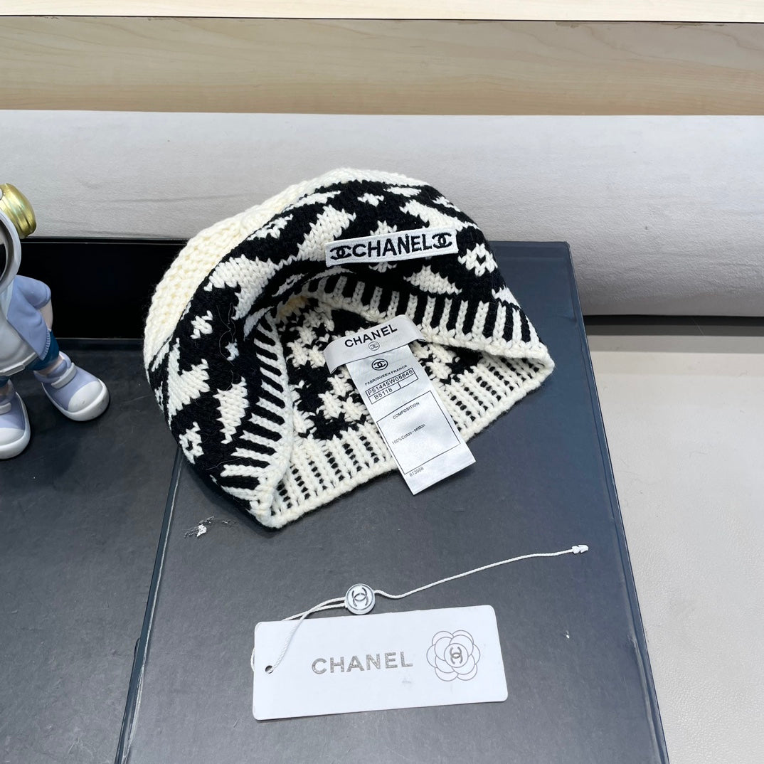 CHANEL BEANIE HAT IN WHITE MIX BLACK WOOL 431697