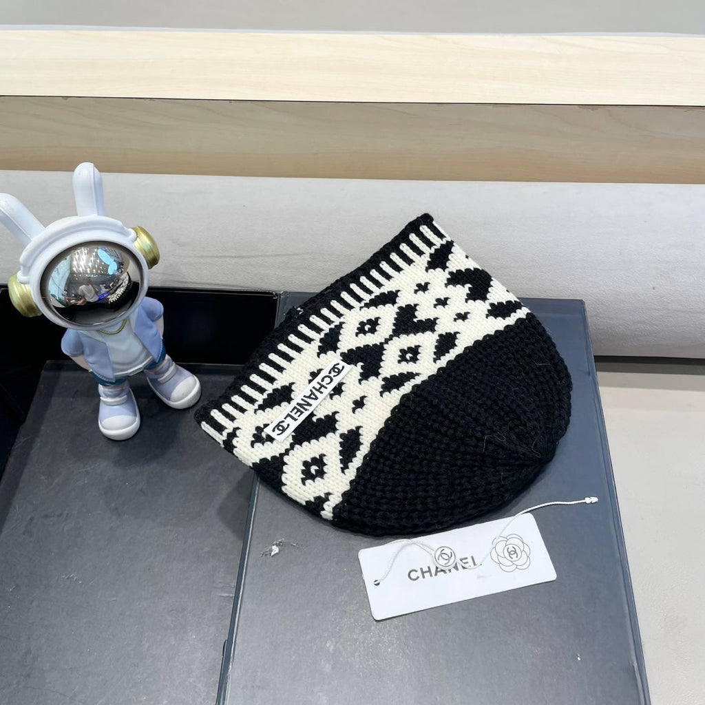 CHANEL BEANIE HAT IN BLACK MIX WHITE WOOL 431698