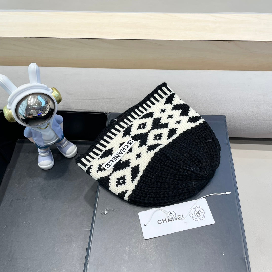 CHANEL BEANIE HAT IN BLACK MIX WHITE WOOL 431698