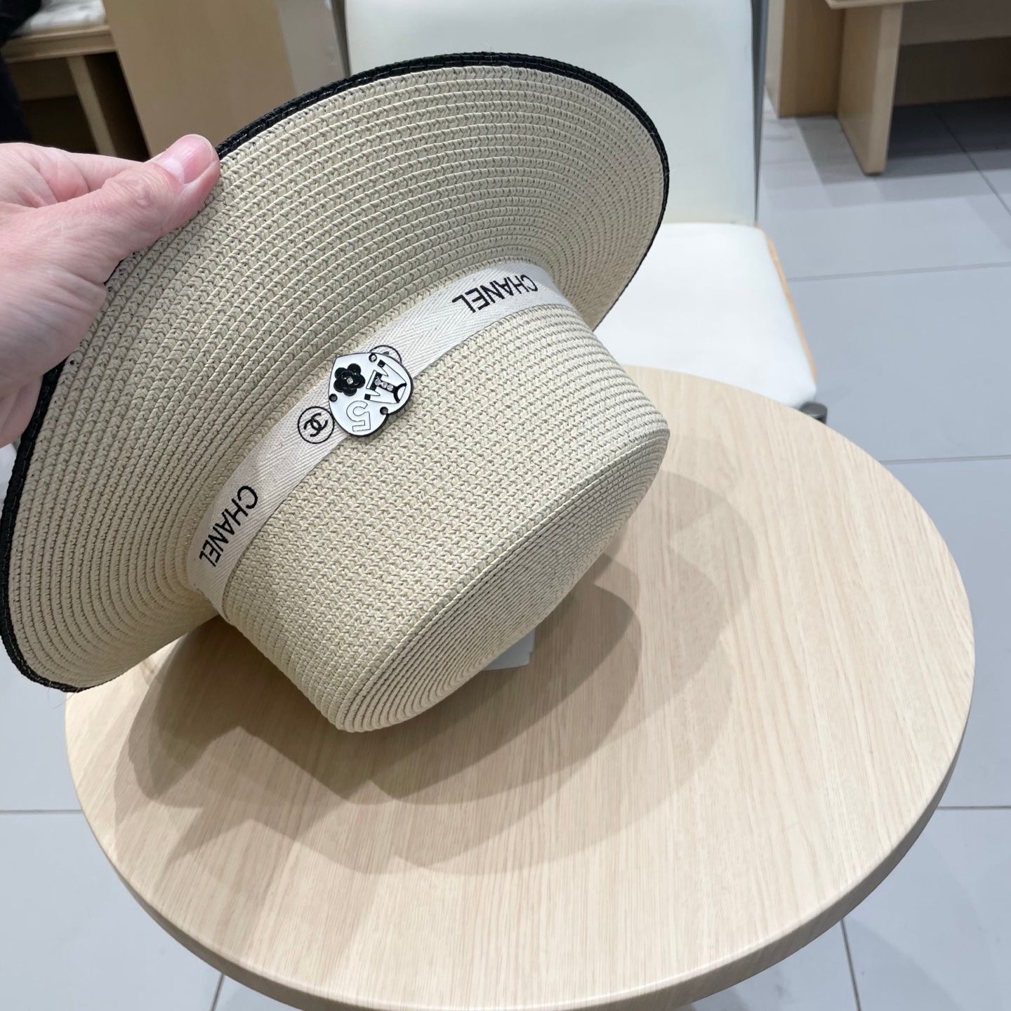 CHANEL FLAT STRAW HAT IVORY 672723