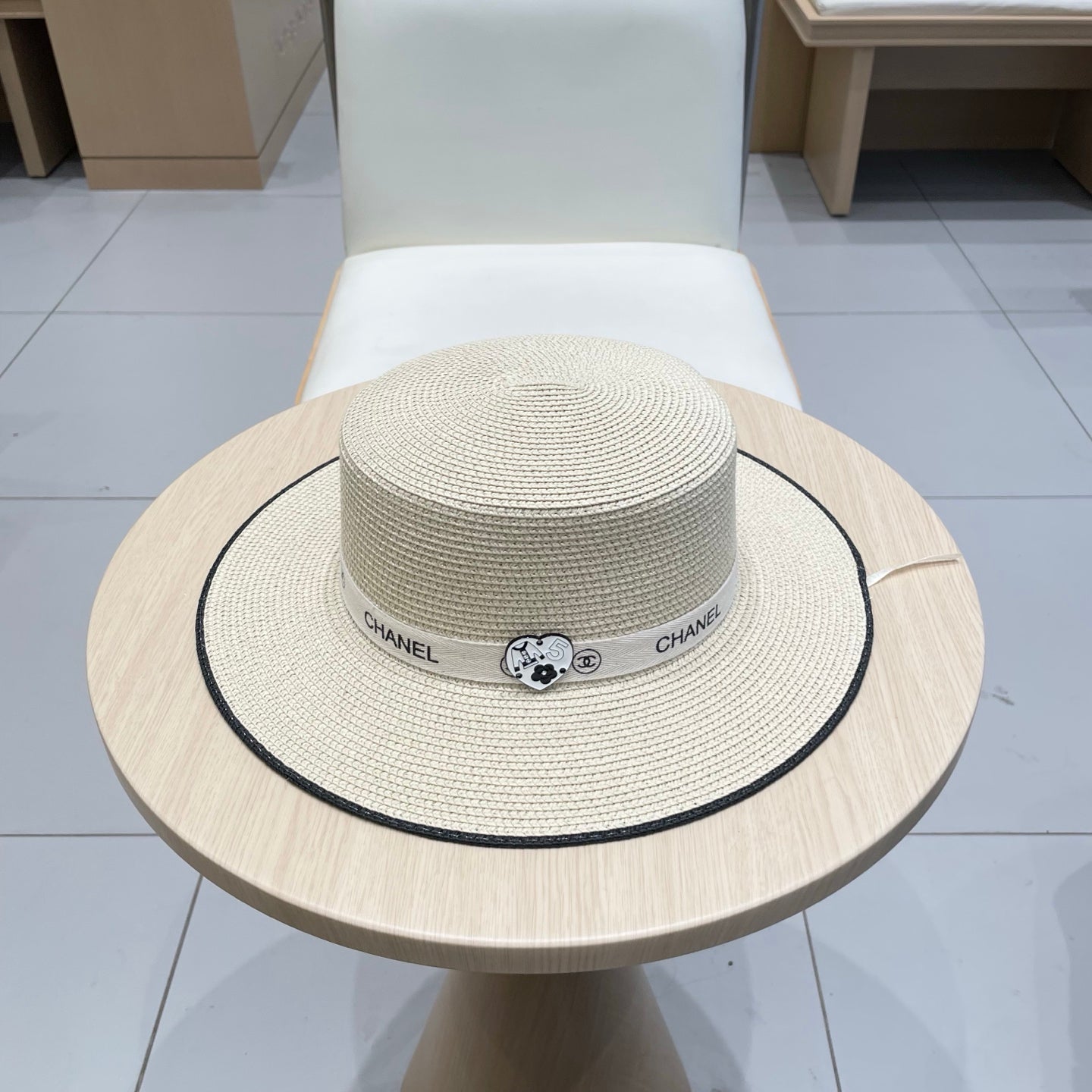CHANEL FLAT STRAW HAT IVORY 672723