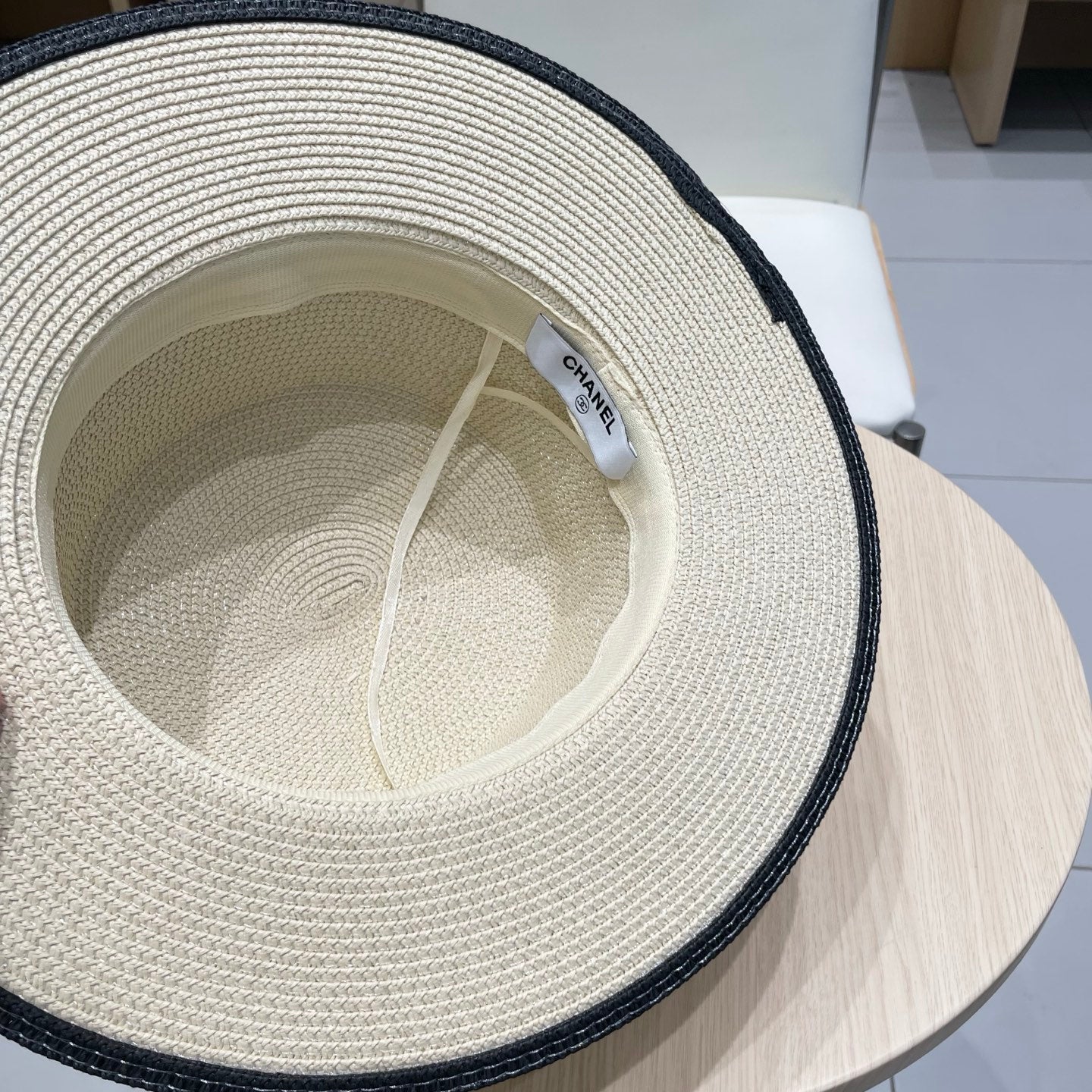 CHANEL FLAT STRAW HAT IVORY 672723