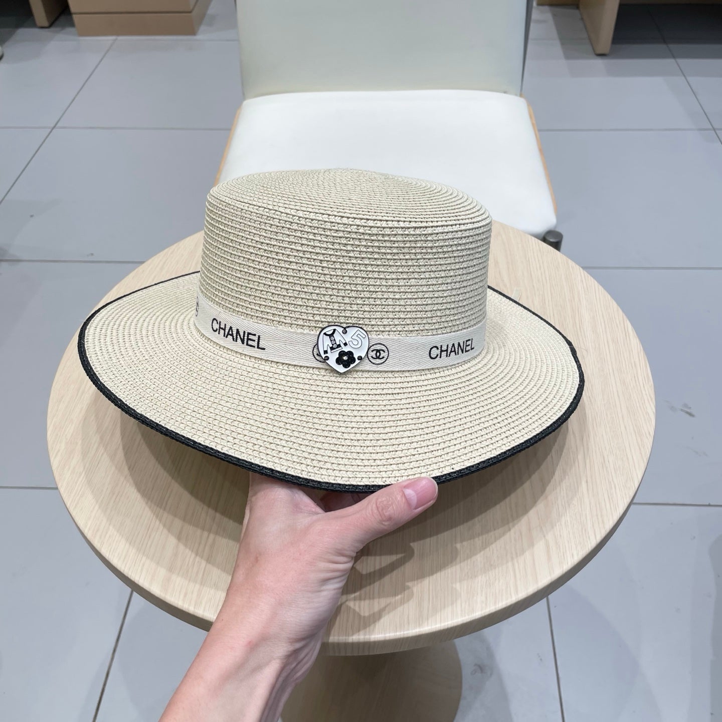CHANEL FLAT STRAW HAT IVORY 672723