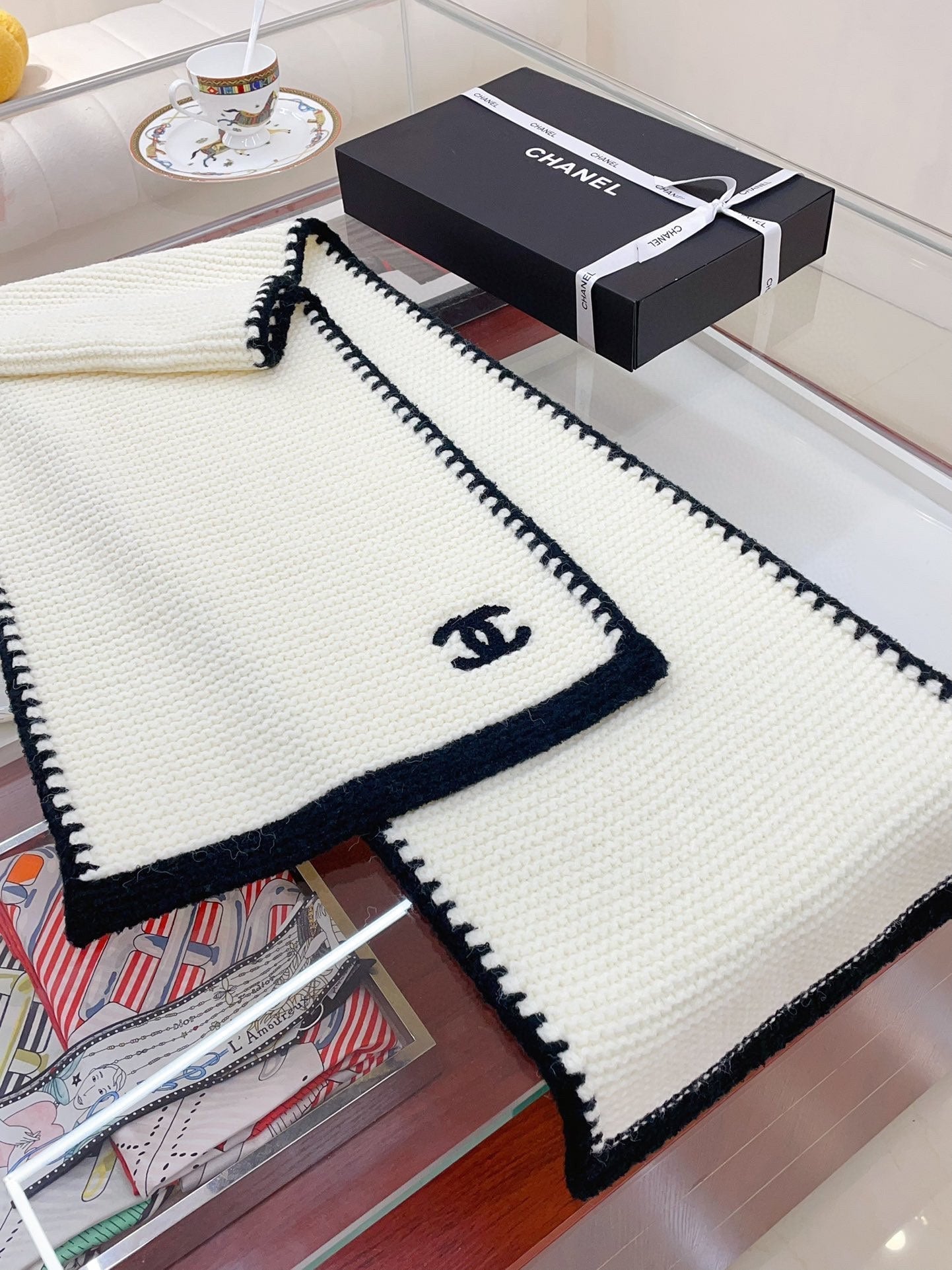 CHANEL KNIT SCARF 200 CM IN WHITE CASHMERE WITH BLACK LOGO 383911