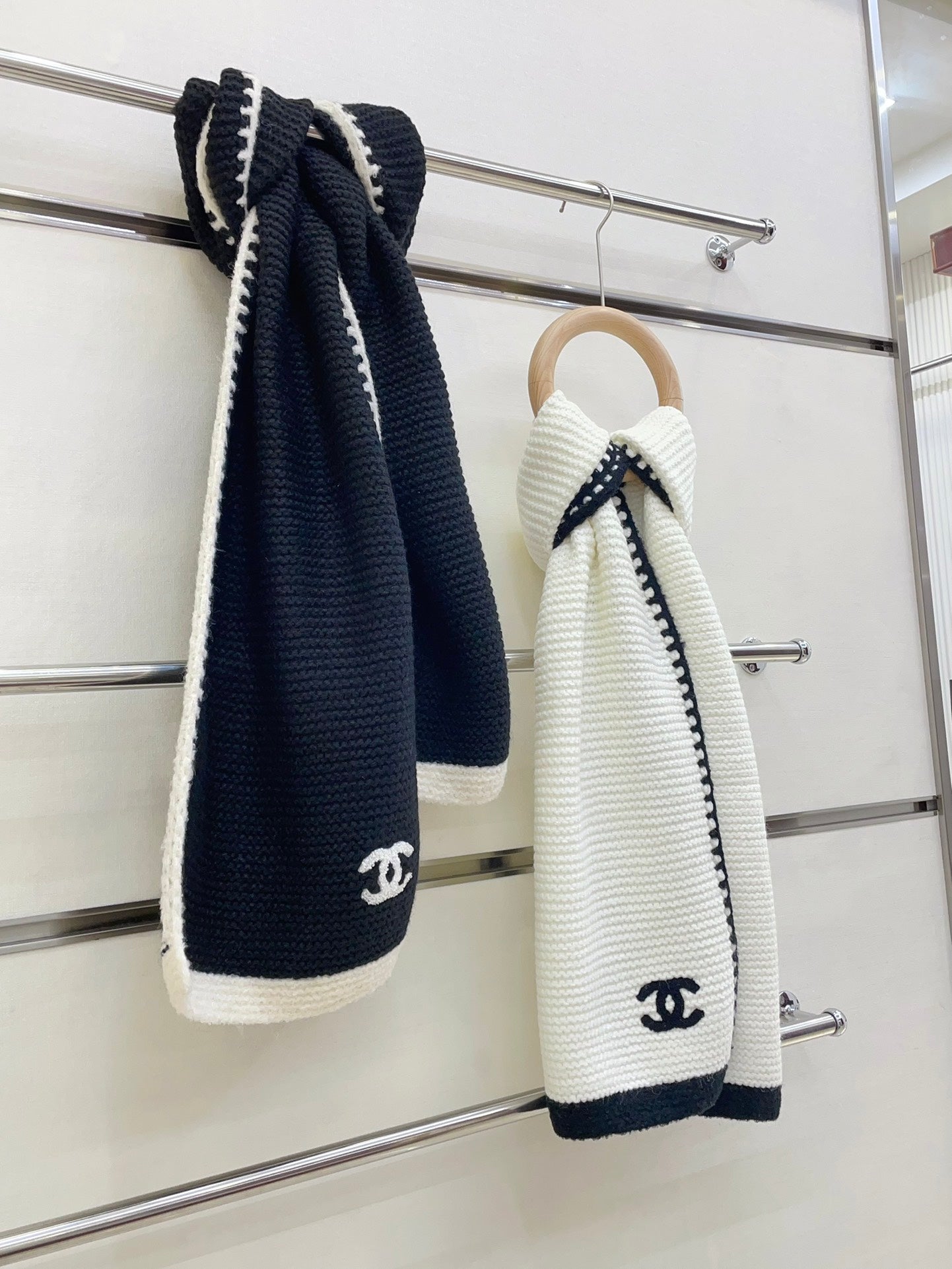 CHANEL KNIT SCARF 200 CM IN BLACK CASHMERE WITH WHITE LOGO 383910