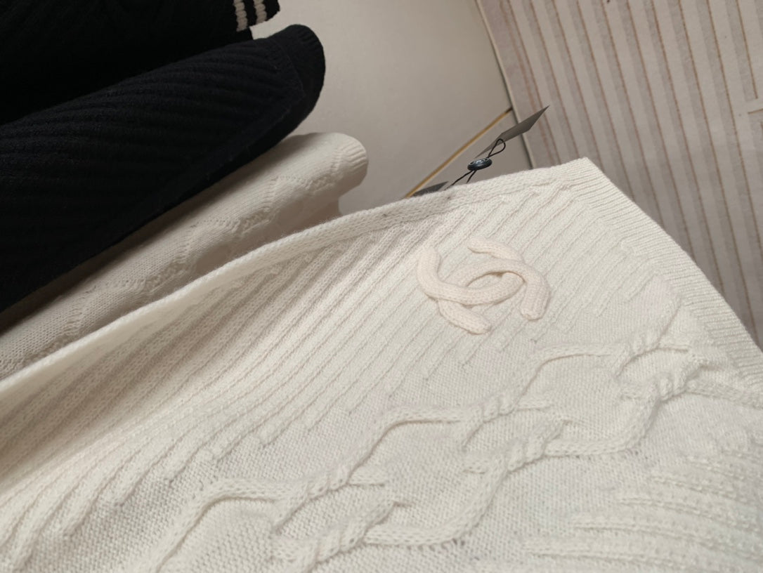 CHANEL KNIT SCARF 200 CM IN WHITE CASHMERE 392882