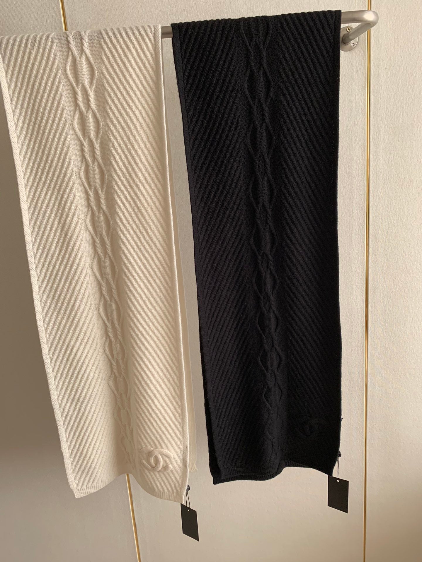 CHANEL KNIT SCARF 200 CM IN WHITE CASHMERE 392882