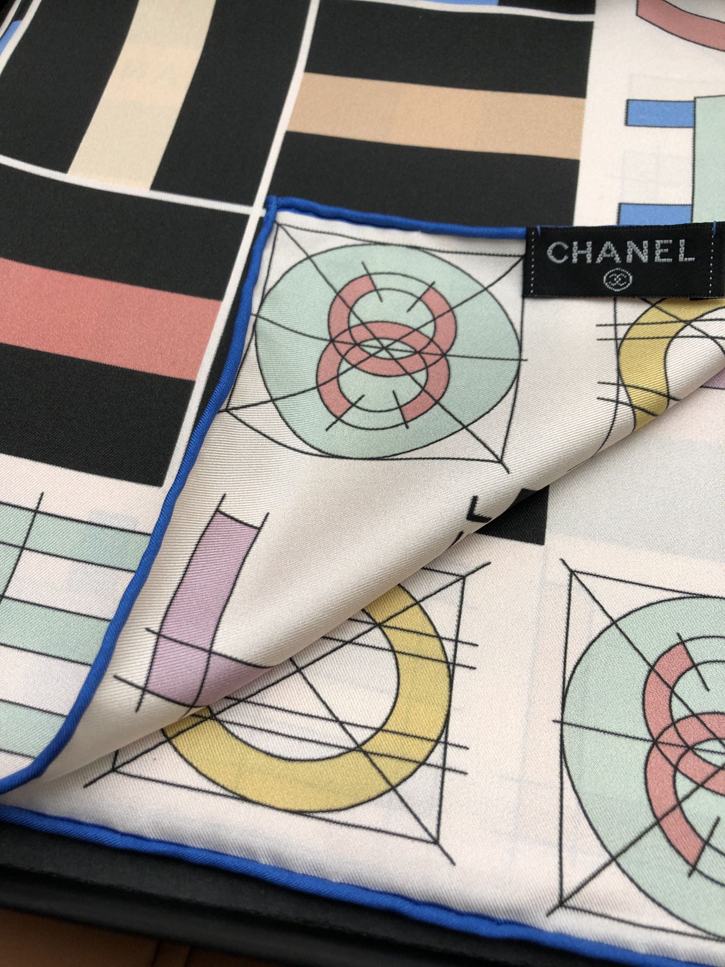CHANEL 25S SCARF 90 IN SILK 704584