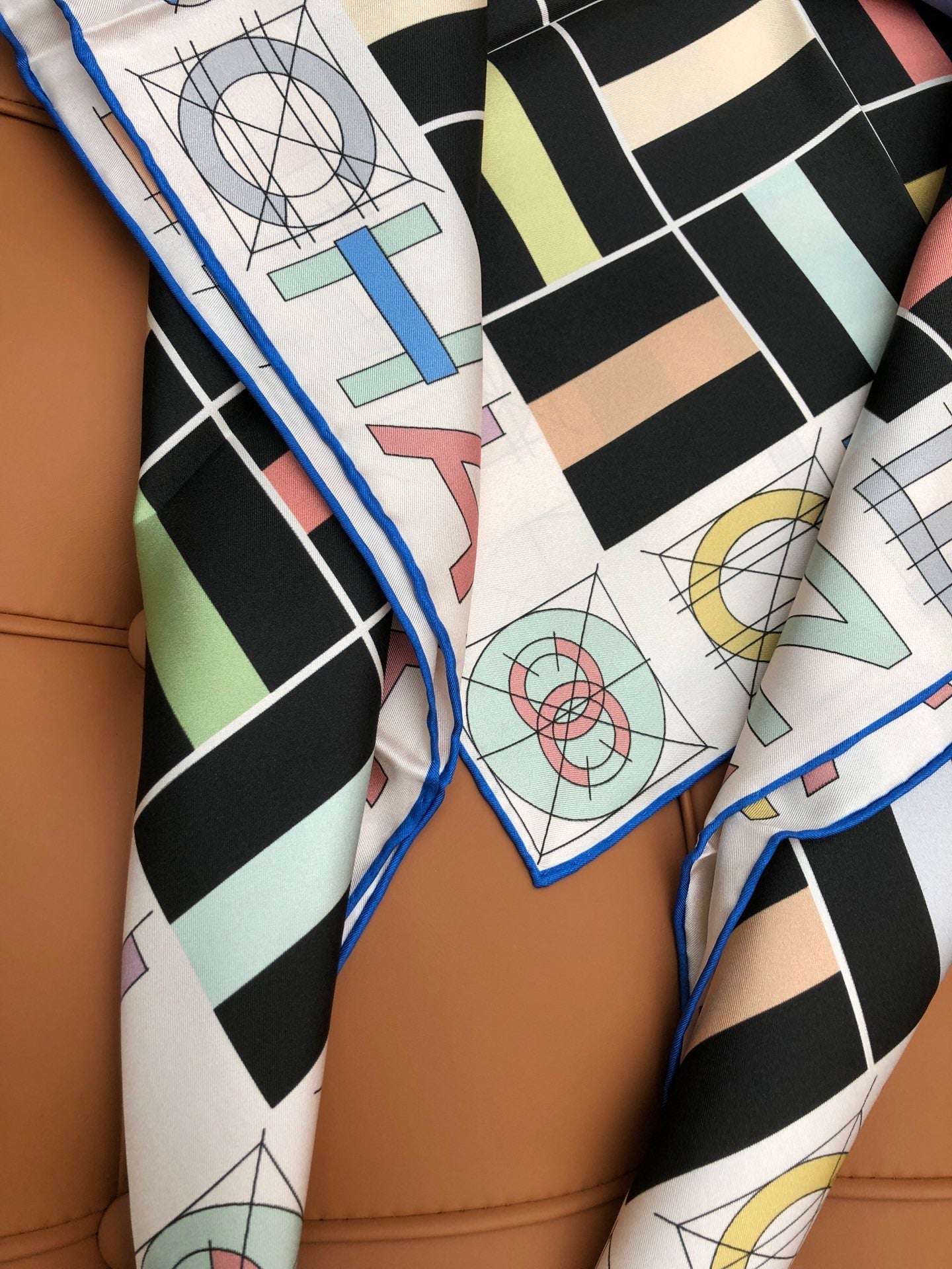 CHANEL 25S SCARF 90 IN SILK 704584