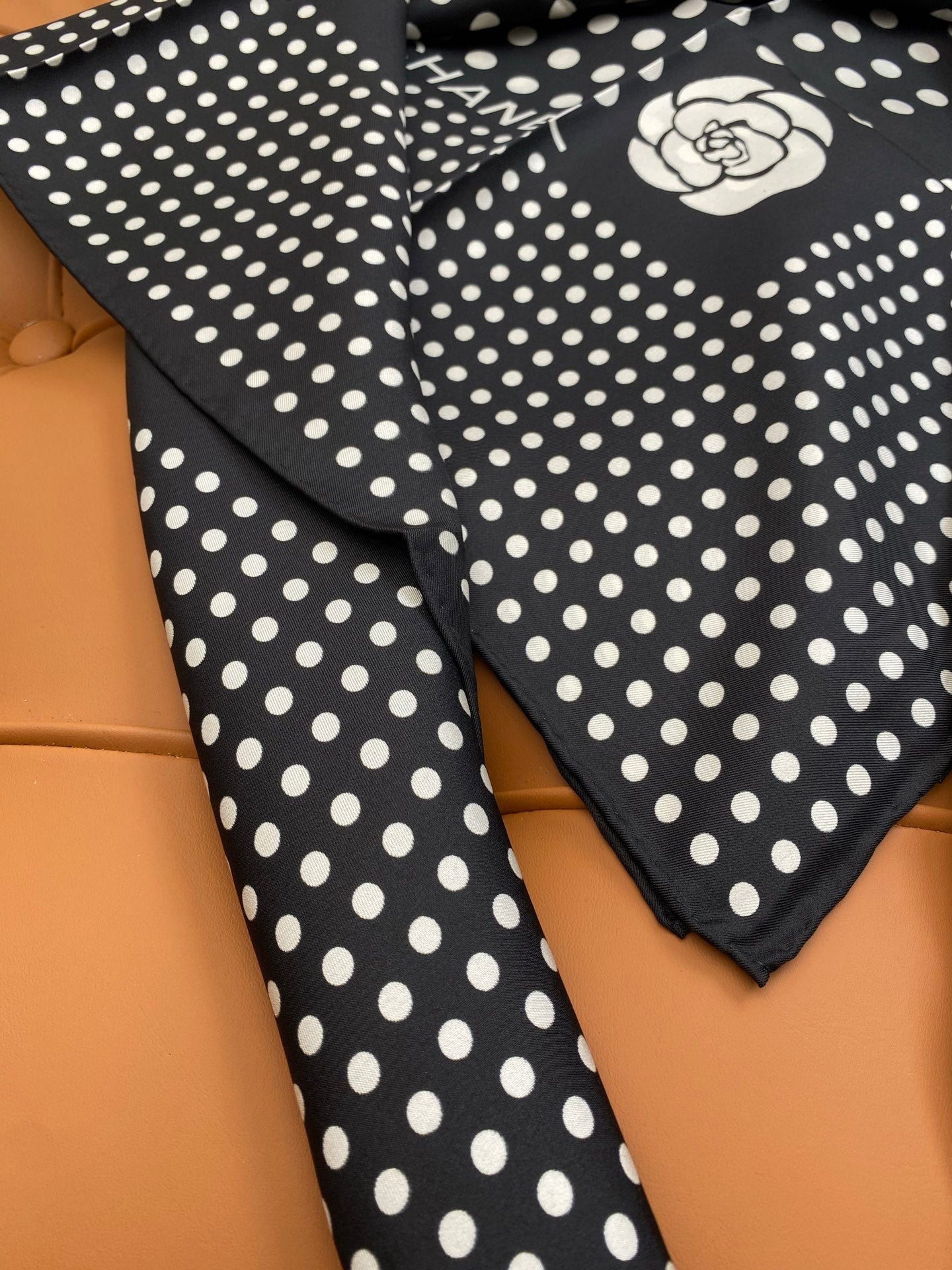 CHANEL 25S SCARF 90 IN SILK 703690