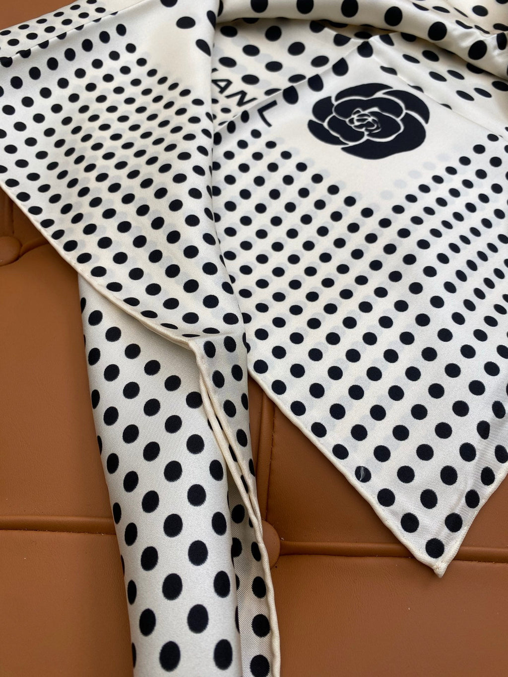 CHANEL 25S SCARF 90 IN SILK 703691