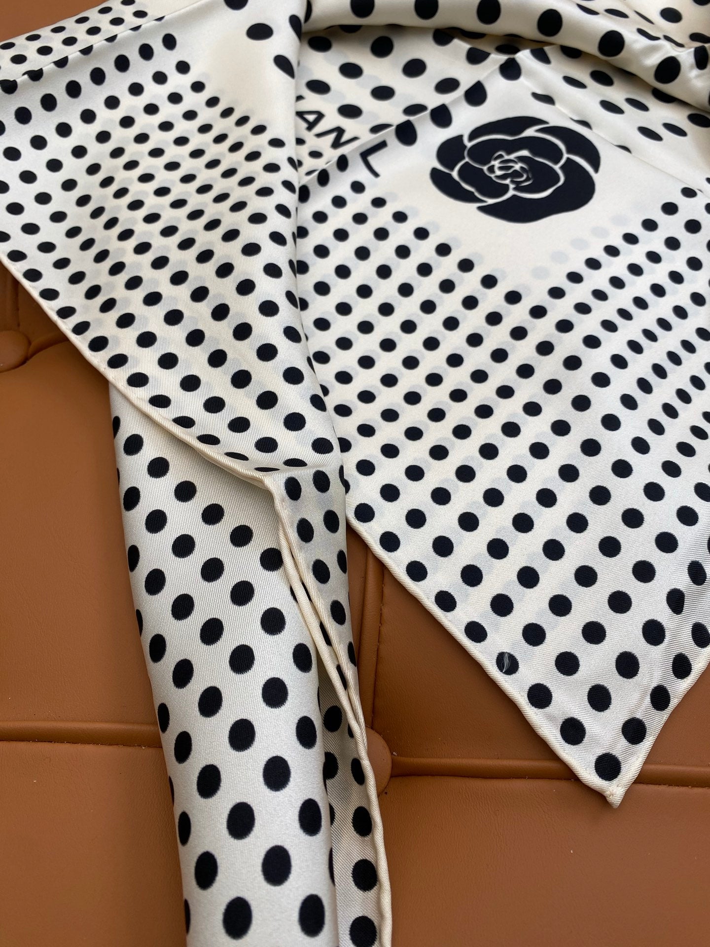 CHANEL 25S SCARF 90 IN SILK 703691