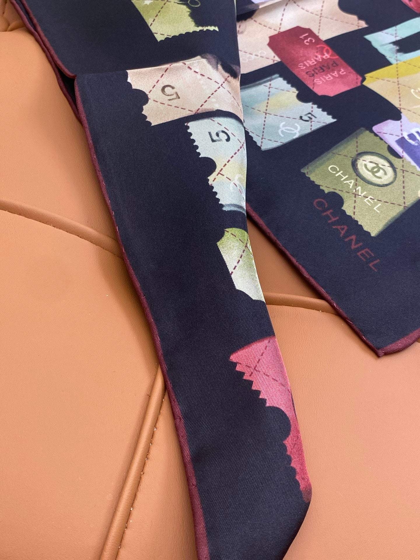 CHANEL 25S SCARF 90 IN SILK 703703
