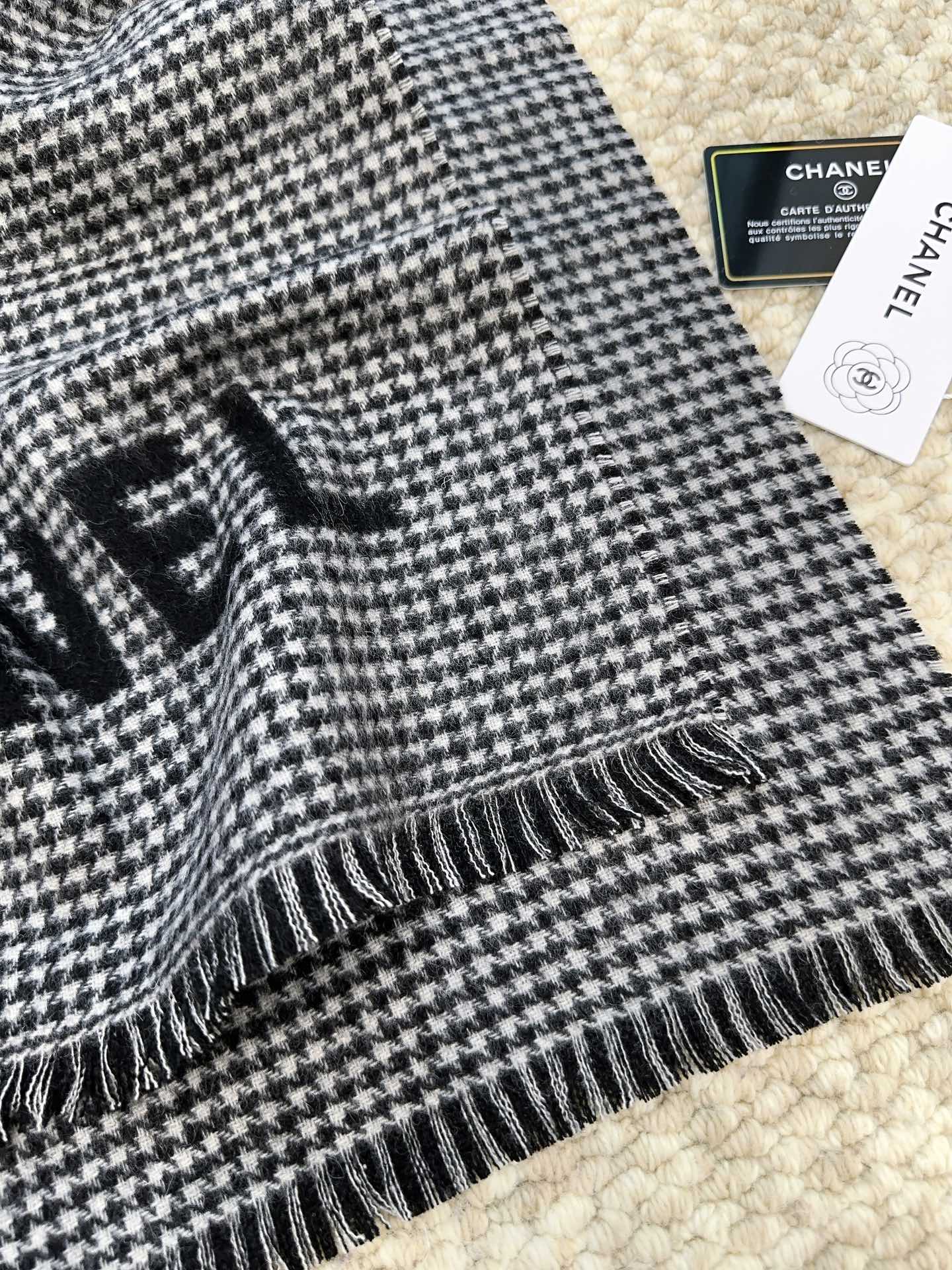 CHANEL HOUNDSTOOTH SCARF 185 CM IN BLACK CASHMERE 393123