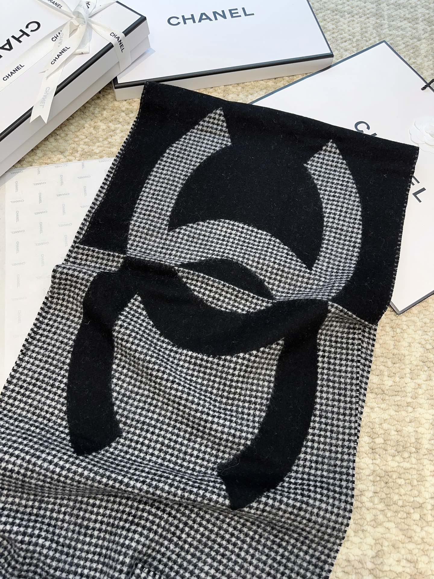 CHANEL HOUNDSTOOTH SCARF 185 CM IN BLACK CASHMERE 393123