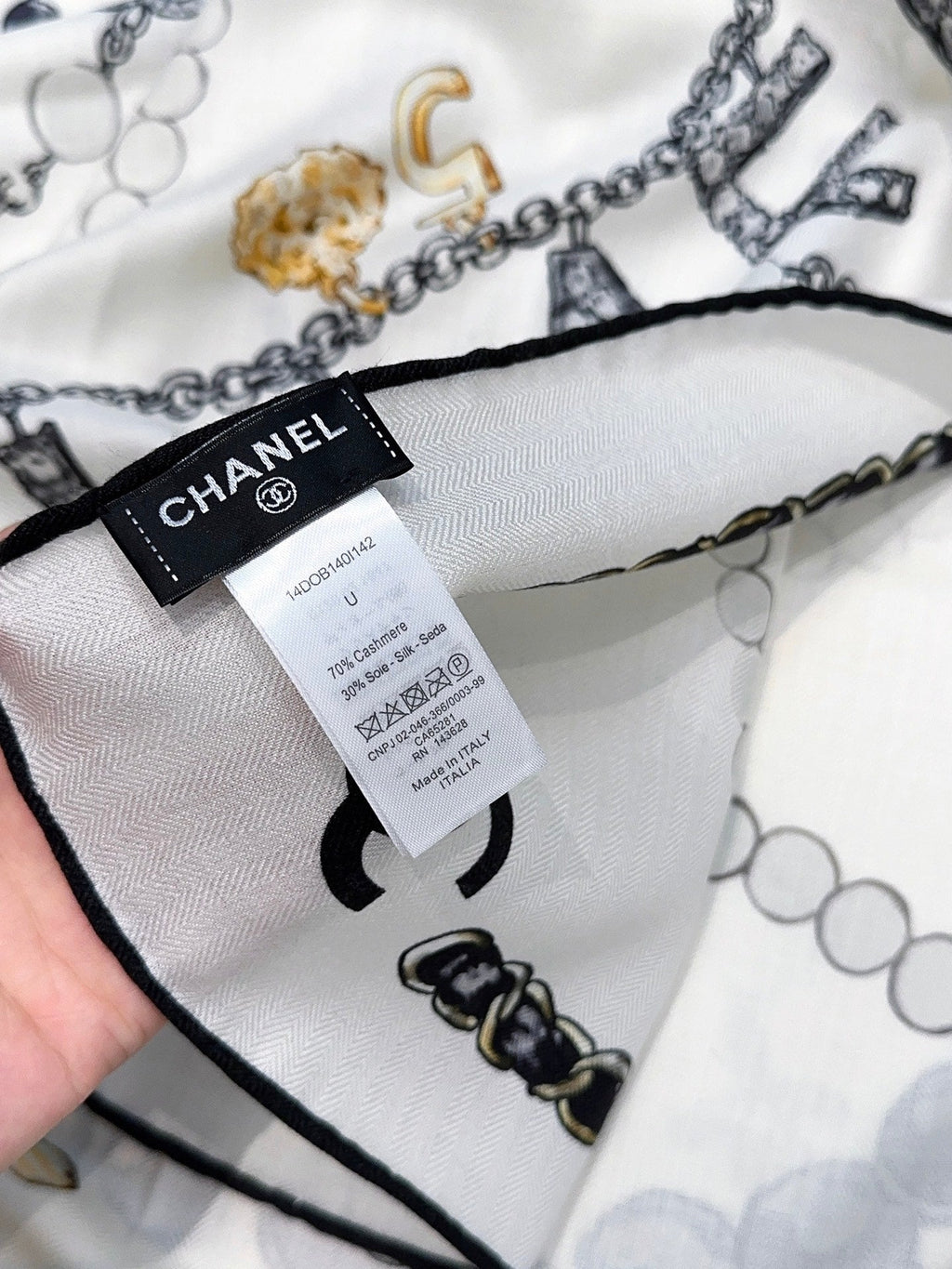 CHANEL 25S SCARF 140 CM IN CASHMERE SILK 943929