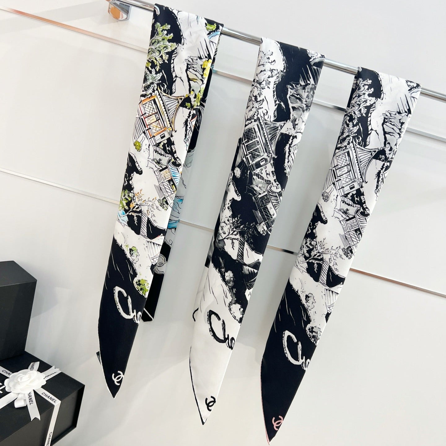 CHANEL 25S SCARF 90 IN SILK 735864