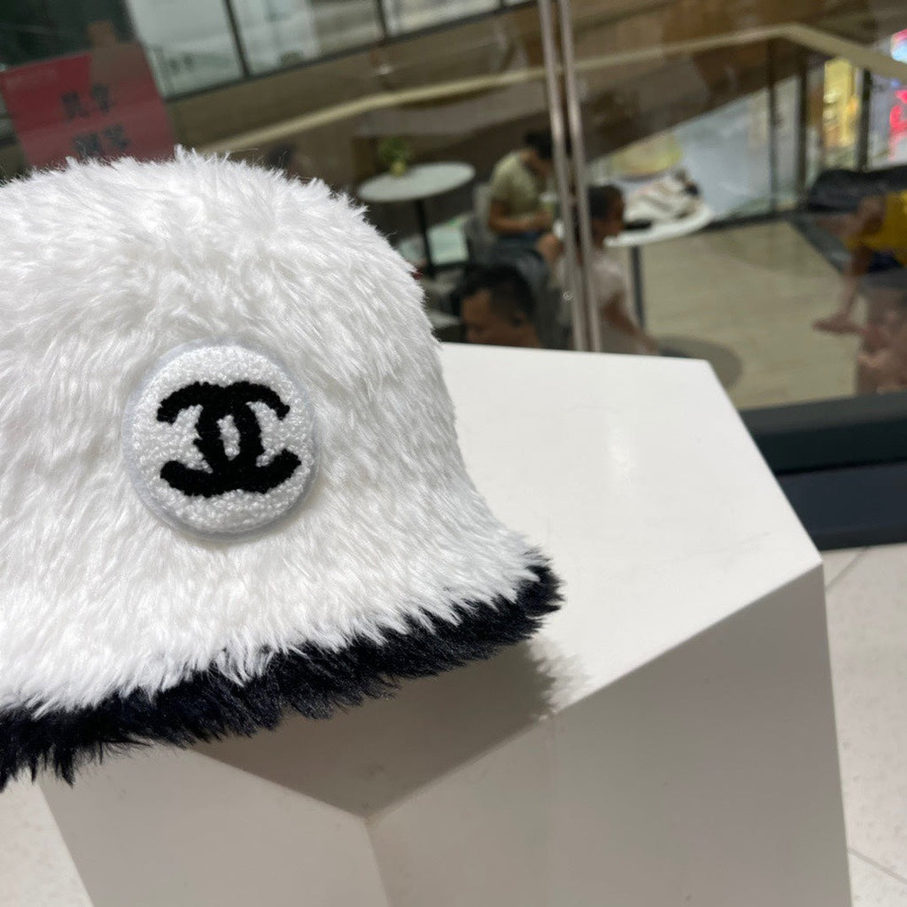 CHANEL BUCKET HAT IN WHITE MIX BLACK LAMB FUR 420891