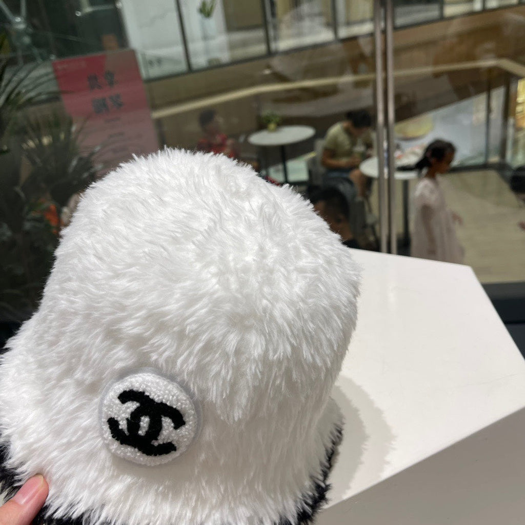 CHANEL BUCKET HAT IN WHITE MIX BLACK LAMB FUR 420891