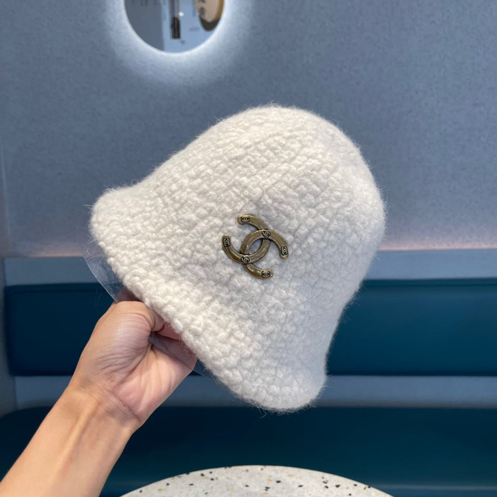 CHANEL BUCKET HAT IN WHITE LAMB FUR 422035